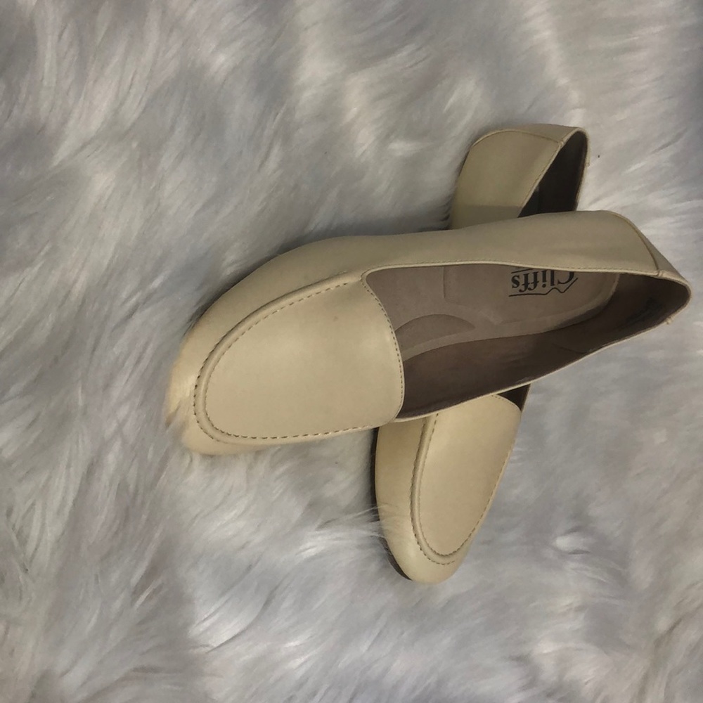 Women’s size 9 cream colored Cliffs flat